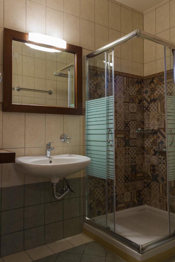 Akrolimnion Hotel Янина Екстериор снимка